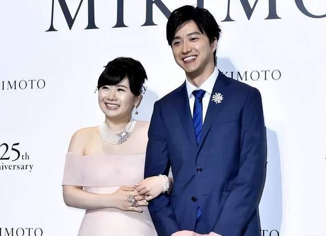 月开设了T, 生活